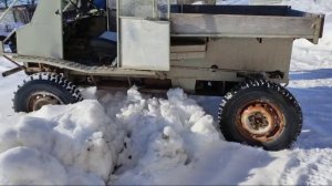 Вездеход Копытова Кот умышленно посажен днищем на ледяной гребень.