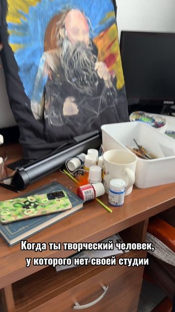 Материалы для творчества раскиданы по всем поверхностям 🙈