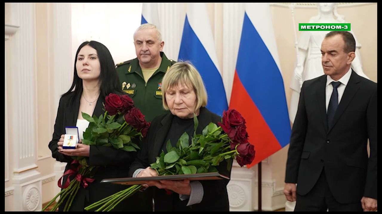 ЗОЛОТУЮ ЗВЕЗДУ ГЕРОЯ РОССИЙСКОЙ ФЕДЕРАЦИИ ГУБЕРНАТОР ПЕРЕДАЛ МАТЕРИ И ВДОВЕ ЭМИЛЯ ЗАРИПОВА