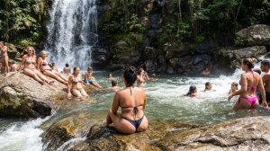 смелые красотки в откровенных бикини ныряют в водопад. Девушки не стесняются своих пышных форм.