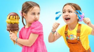 Девочки учатся делиться едой — Полезные истории для детей !