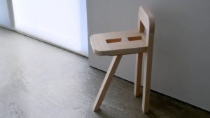 Прочный стул.