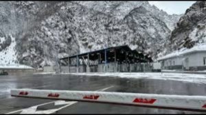 На границе в Верхнем Ларсе сотни российских туристов застряли из-за схода лавины