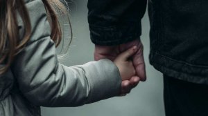 Педофил похитил игравшую на улице девочку, пока мать разговаривала с соседкой