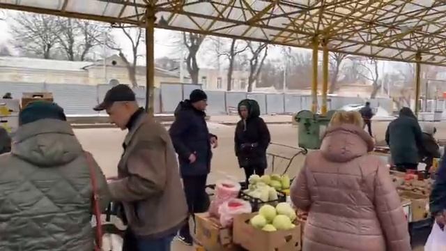 АРХИВ. Одесса 16 марта 2022 года. Десант близко. Покупаем пленку для окон. Скотч взлетел в цене