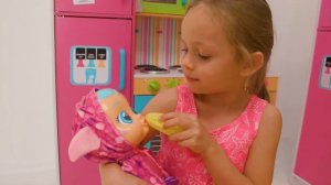 Играем с надувным домиком и бассейном — Майя и мама помогают золотой рыбе