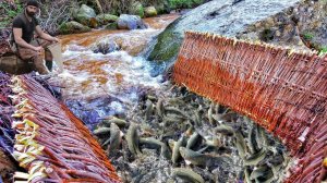 Рыбалка в ручье исключительно примитивными методами / Без использования технологий