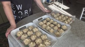 Мой выходной день. Готовлю манты и болтаю.