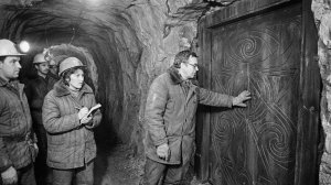 Шахтеры на глубине 900 метров обнаружили дверь а за ней саркофаг