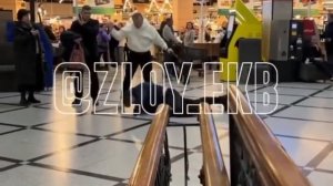 мужчина бил лежащего стулом (2)