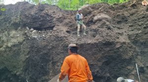 Строительство, шахтёры собирают песок со стен карьера