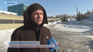 Вода на шоссе Кузакова в Мирном парализовала движение автомобилей