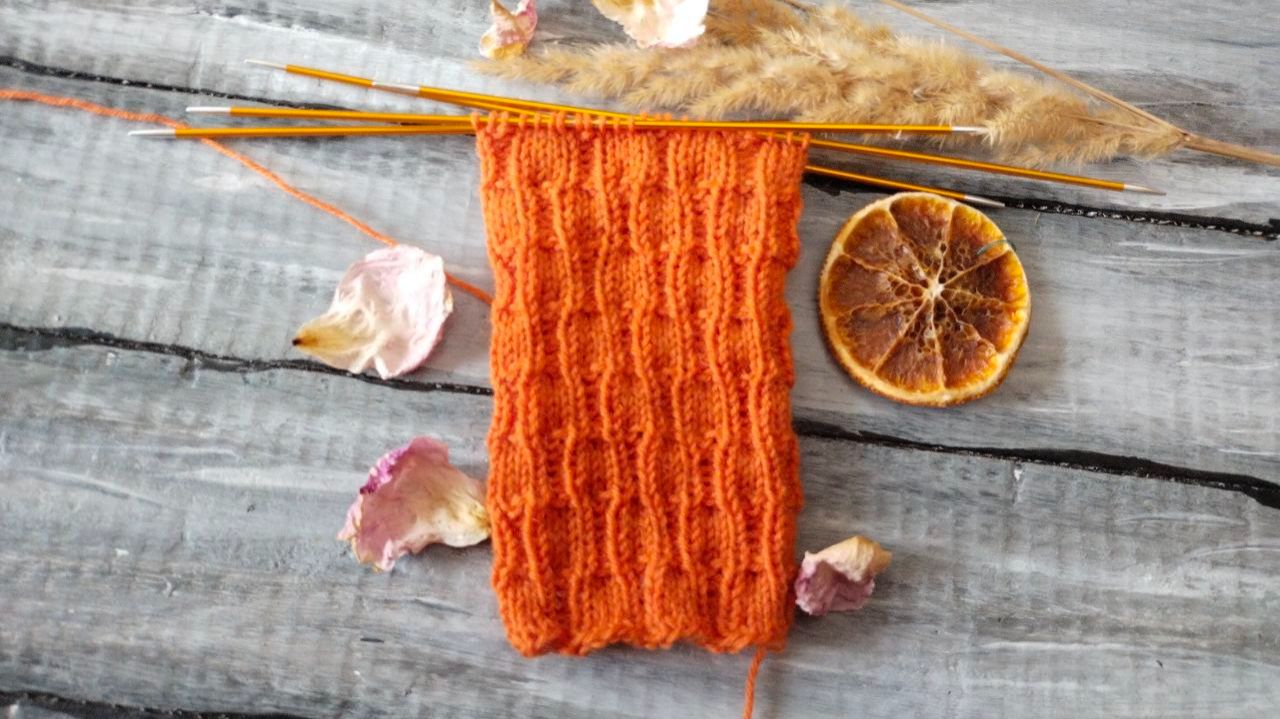 Узор из лицевых и изнаночные петель / вяжется быстро и просто / схема в видео.