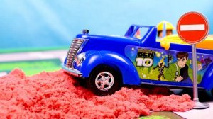 Машинки приключения.  Машина застряла в песке и просит помощи  Car stuck in the sand, Police car