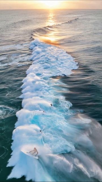 Серфинг на закате: волны и свобода #серфинг #океан #пейзажи