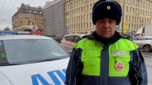 Легковушка выехала на тротуар и сбила трех пешеходов в центре Санкт-Петербурга.