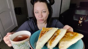 Мукбанг Конвертики из лаваша с капустой и яйцом, красный чай.