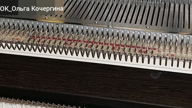 Процесс вязания повязки на голову на вязальной машине.
