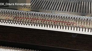 Процесс вязания повязки на голову на вязальной машине.