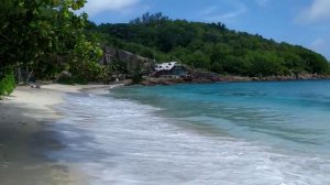 Голубые волны и домик!Пляж Такамака!Сейшелы!