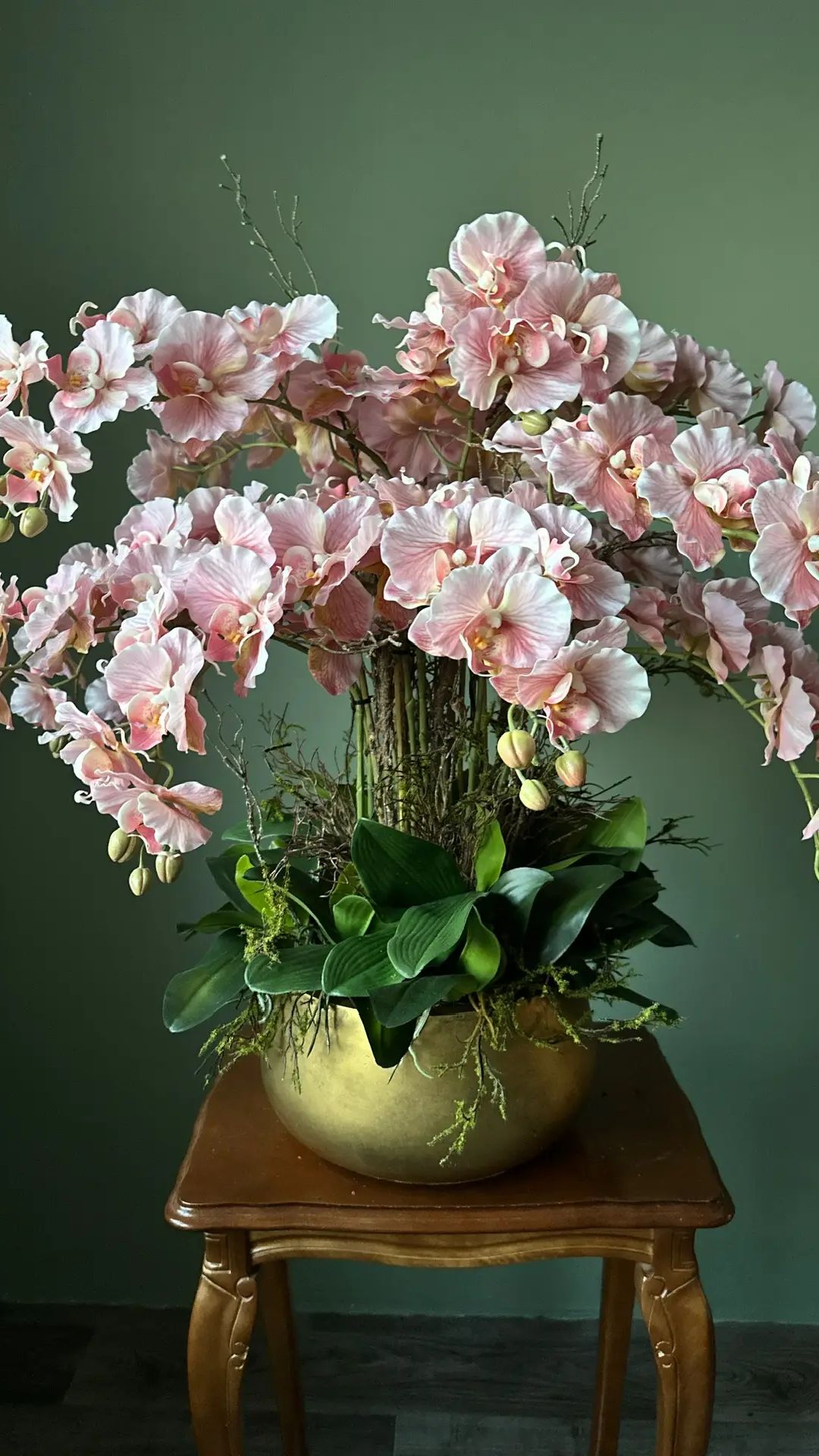 Композиция с розовыми орхидеями.