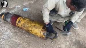 Ремонт и обслуживание гидравлического подъёмника. Пакистан