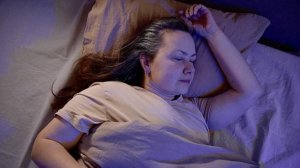 Сомнолог назвал главные симптомы остановок дыхания во сне