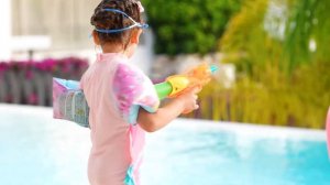 Спасаем лего в бассейне — летние приключения с Майей