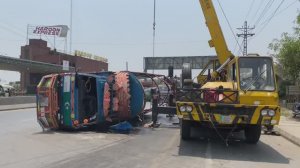 Грузовик опрокинулся. Ремонт на дороге. Пакистан