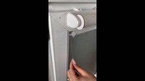 Установка усиленной рулонной шторы день ночь c направляющей Sola