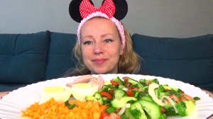 Мукбанг завтрак Яйки вареные, морковка с чесноком, салат с зеленью овощной. Еда вкуснота.