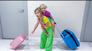 Софунья Шалунья - София и Ника собирают чемоданы на отдых.