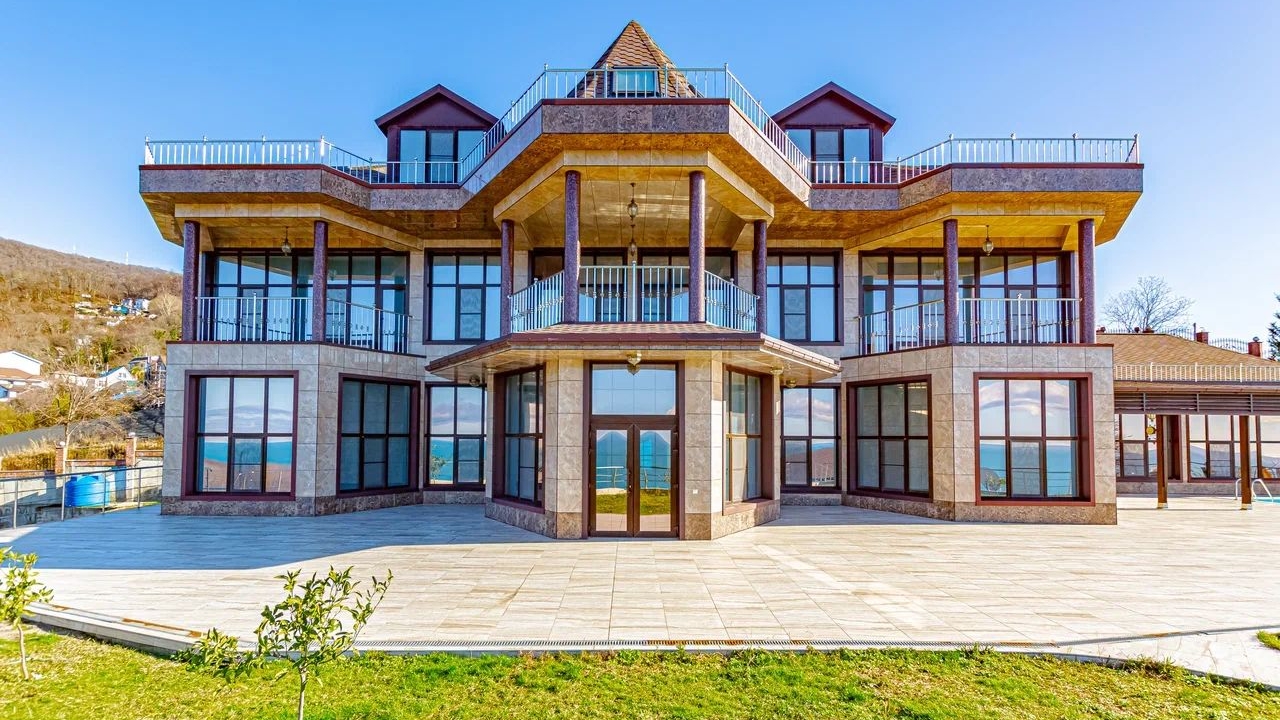 Элитный дом в стиле Классика, на очень большом участке