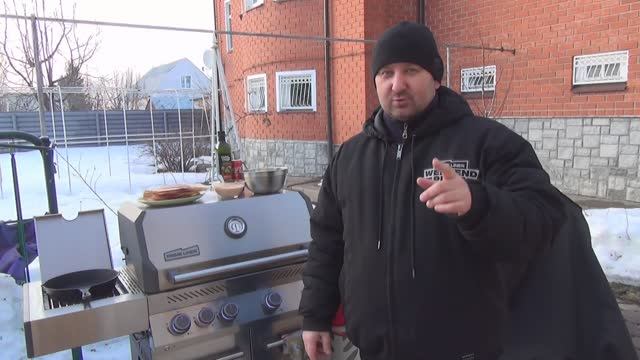 ДВОЙНОЙ ЧИЗБУРГЕР С КАРАМЕЛИЗИРОВАННЫМ В КОКА-КОЛА ЛУКЕ! ГОТОВИМ НА ГАЗОВОМ ГРИЛЕ PRIMELINER!)