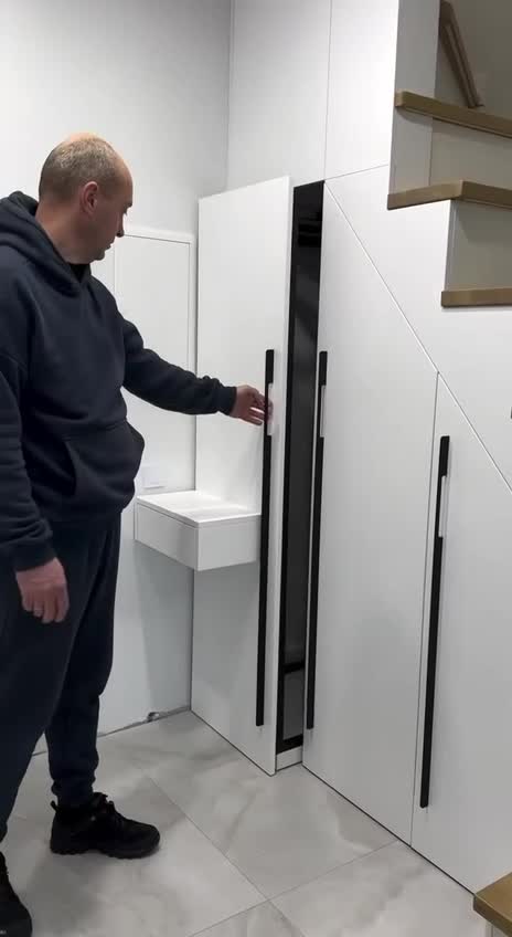 Хранить под лестницей коробки — это как арендовать в центре города кладовку для хлама. Место есть…