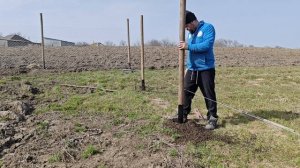 Работа по хозяйству: делаю забор из сетки.