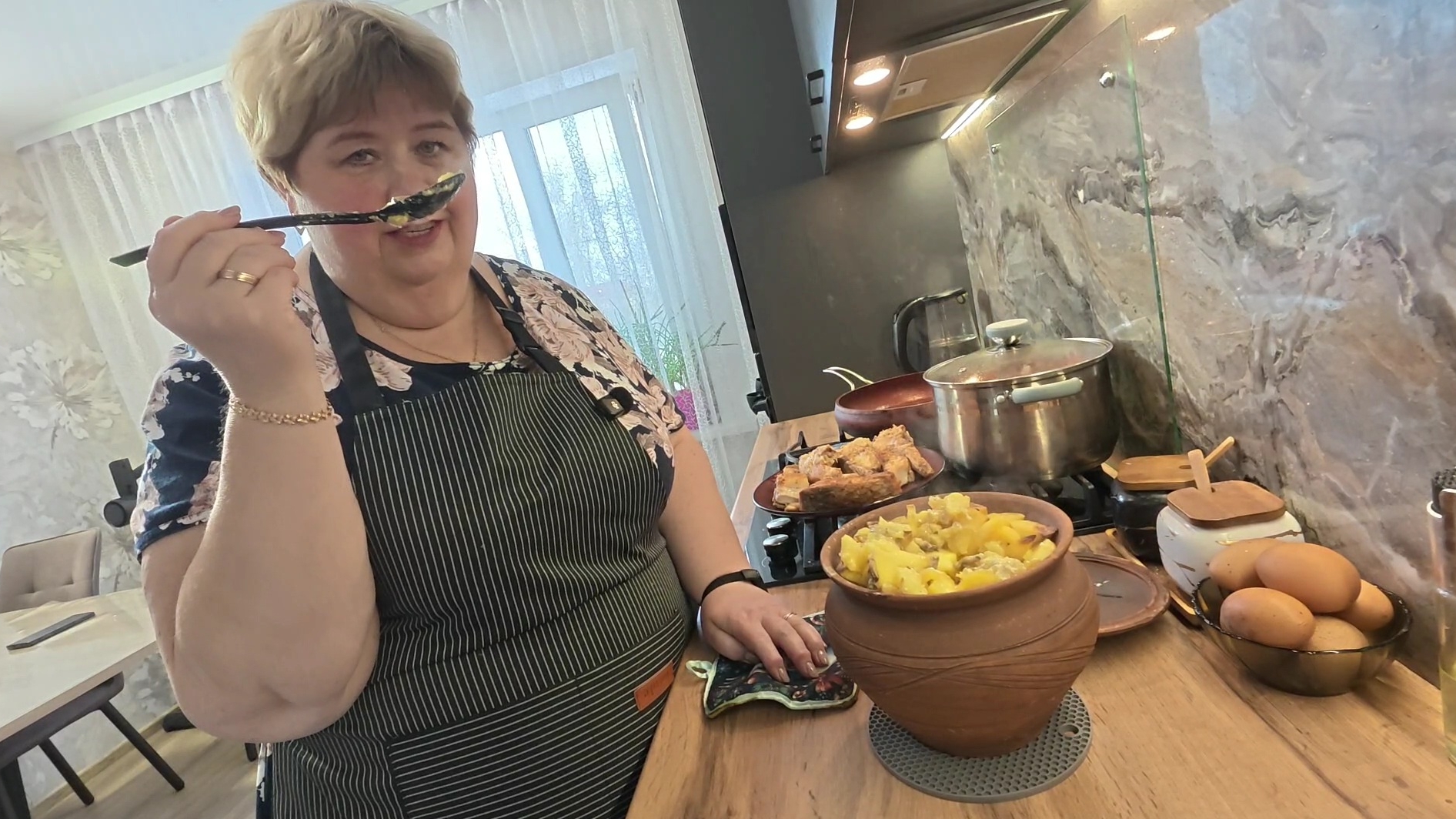 ⁣Разделываем  белого амура,  горшочек с картошкой и грибами в сметане и вкуснейший борщ.