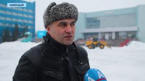 Вслед за ёлкой: 660 кубов снега вывезли с главной площади Мирного
