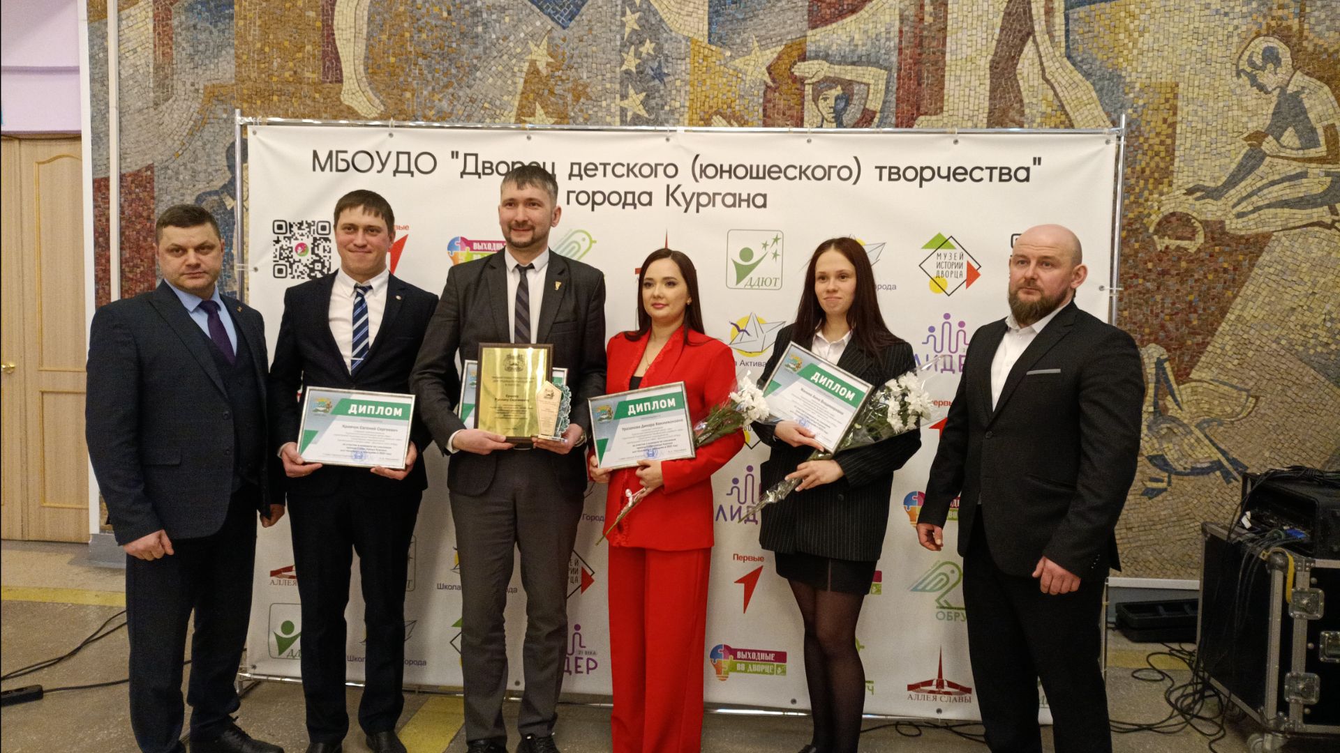 Молодые, смелые, умелые: в Кургане чествовали трудовую молодёжь -2026