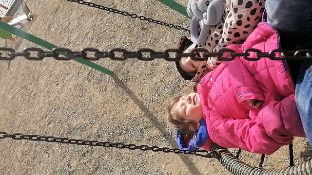 Качели и  песня про калбасу