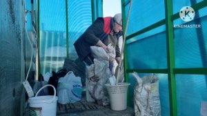 Занимаюсь уборкой крыльца, чуть стало теплее🤣🤣