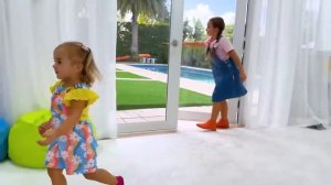 Элис играет с игрушками для макияжа и другие истории для детей