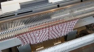 Оригинальная имитация бриошь на однофонтурной вязальной машине. #машинноевязание #бриошь #вязание