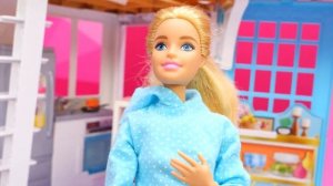 Барби собирает сумку в роддом!  Что нужно для малыша?