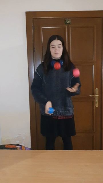 Жонглирование тремя мячами