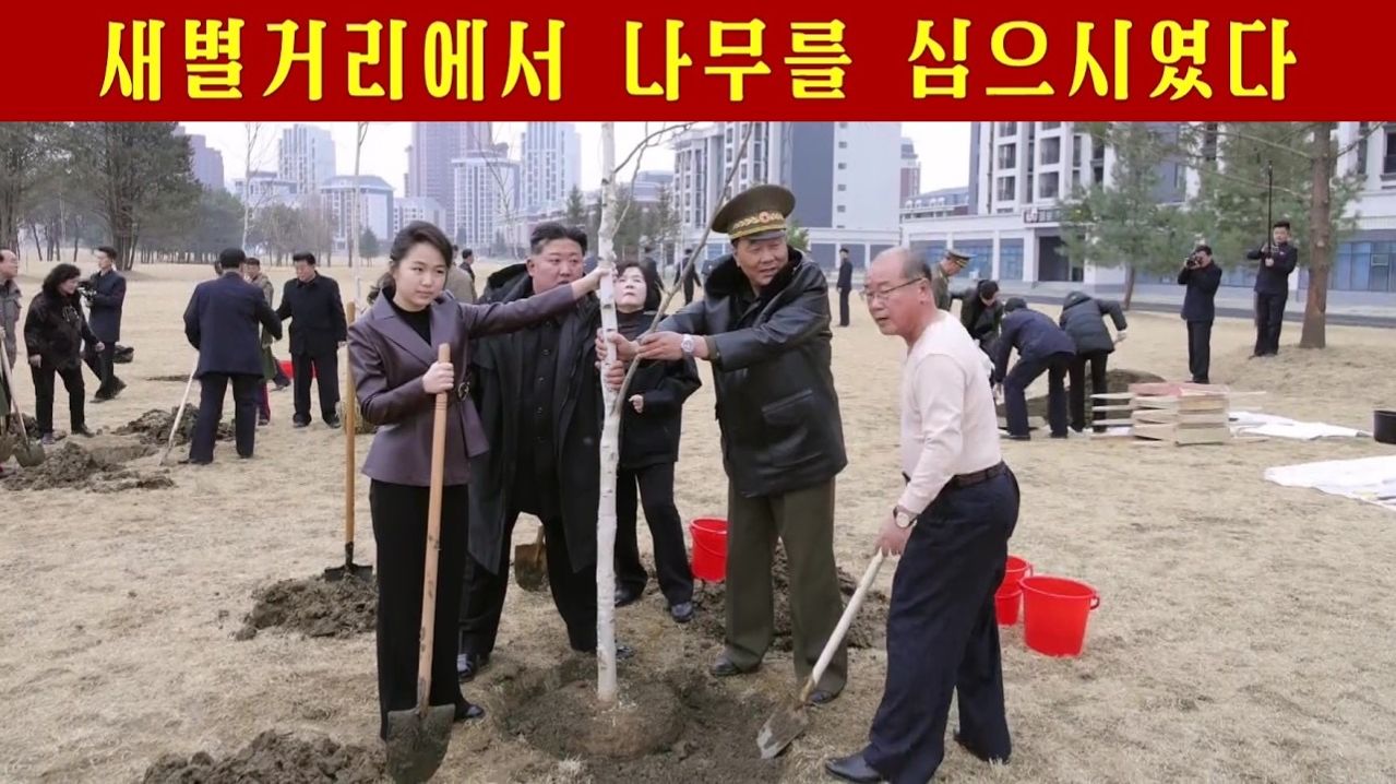 Ким Чен Ын посадил деревья на улице Сэбёр