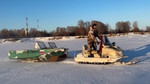 Завозим лодку Воронеж на избушку на снегоходе буран и тайга.