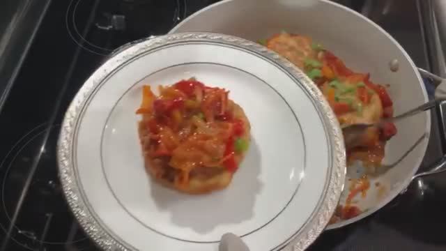 Нежные рыбные котлеты в густом овощном соусе. Даже те, кто не любит рыбу, попросят добавки 🐟