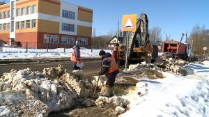 (Рыбинск-40) В ГОРОДЕ ЧИСТЯТ ЛИВНЕВЫЕ КОЛОДЦЫ