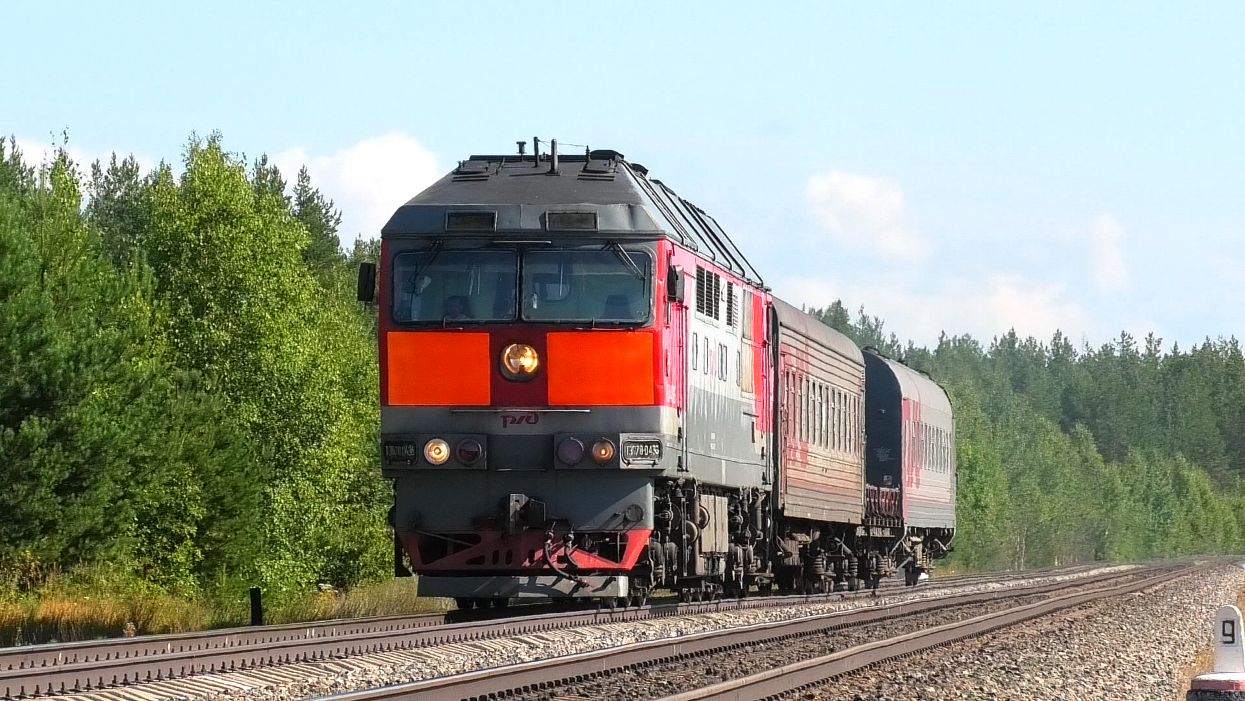 ТЭП70-0436 с рабочим поездом следует через о.п. Слободчиково смотреть онлайн